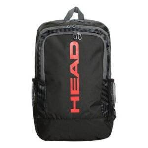 Der Rucksack „Head 17L Schwarz/Orange Padeltasche“ zeichnet sich durch ein auffälliges orangefarbenes Logo aus, das vertikal auf seiner schwarzen Außenseite angebracht ist. Er verfügt über ein geräumiges Hauptfach, zwei praktische seitliche Netztaschen und einen robusten grauen Tragegriff oben.