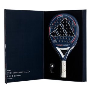 Ein Adidas Adipower Ctrl MTW Pro EDT 2024 Padelschläger in Blau und Schwarz, ergänzt durch einen weißen Griff, wird in einer offenen schwarzen Box präsentiert. Mit Logos und Produktinformationen auf der linken Seite spricht dieser Schläger Enthusiasten an, die sowohl Leistung als auch Stil suchen.