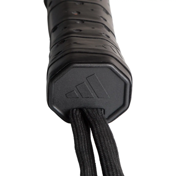 Nahaufnahme eines schwarzen Springseilgriffs mit strukturiertem Griff und einem Logo mit drei Streifen, die an das Design des Adidas Metalbone Pro EDT 2024 erinnern. Der Griff geht nahtlos in geflochtene Seile über und verbindet Stil mit Leistung ähnlich dem Metalbone Pro EDT 2024.