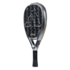 Der Adidas Metalbone Pro EDT 2024 Padelschläger zeichnet sich durch ein elegantes schwarz-silbernes Design mit strukturierter, perforierter Oberfläche und einem bequemen schwarzen Griff aus. Sein stilvoller Look wird durch geometrische Muster und markante Markenelemente in Weiß und Gold unterstrichen.