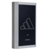 Ein modernes schwarzes vertikales Panel weist ein minimalistisches Design mit drei aufsteigenden weißen Dreiecksformen auf. Ein scharfer weißer Rand umgibt den Text unten mit der Aufschrift „Adidas Metalbone Pro EDT 2024“.
