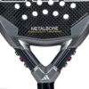 Eine Detailansicht des Adidas Metalbone Pro EDT 2024 Paddle-Schlägers hebt seine strukturierte Oberfläche mit sechseckigen Löchern hervor, ergänzt durch elegante Designelemente in Schwarz und Grau.