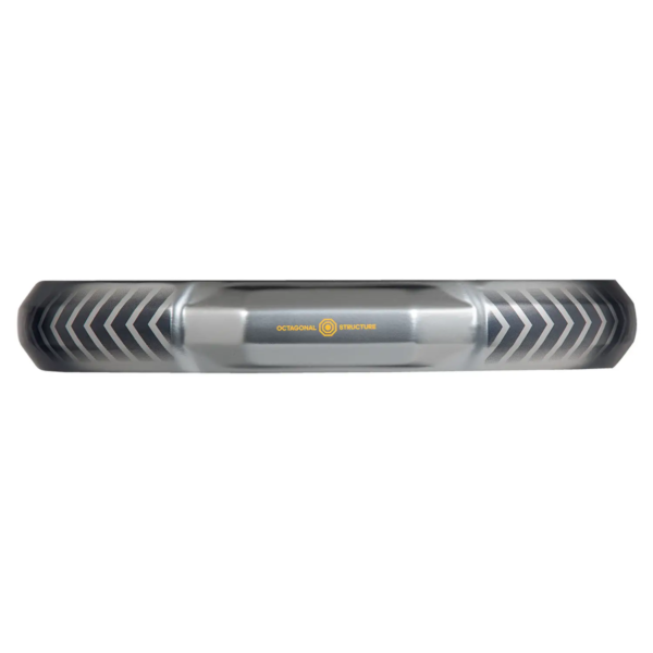 Der Adidas Metalbone Pro EDT 2024 ist ein schwarzes zylindrisches Objekt, das auf seiner Oberfläche mit einem komplizierten Pfeilmuster verziert ist. In der Mitte ist „OCTAGONAL STRUCTURE“ in Gelb zu sehen, was für ein Element von Präzision und Stil sorgt. Das symmetrische Design reflektiert das Licht wunderschön auf seiner glatten Oberfläche.