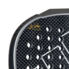 Eine Nahaufnahme des Adidas Metalbone Pro EDT 2024 Padelschlägers in Schwarz zeigt ein Gittermuster, das durch kreisförmige Löcher akzentuiert wird. „Ale Galán“ ist elegant in Gold oben links auf der Schlägerfläche signiert, während die Kante ein schlankes Design hervorhebt, das die Ästhetik des Adidas Metalbone symbolisiert.