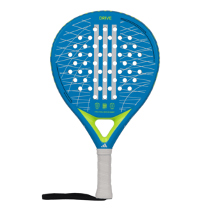 Der Adidas Drive 3.3 Blue 2024 Padelschläger zeigt eine kräftige perforierte Schlagfläche in Blau und Limettengrün, die mit dem „DRIVE“-Branding verziert ist. Er verfügt über einen weißen Griff und einen stabilen Riemen am Ende des Griffs, der für hervorragende Leistung auf dem Platz sorgt.