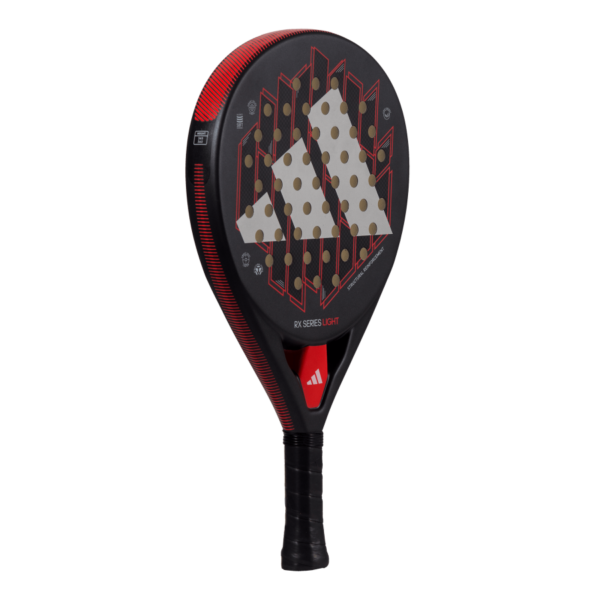 Der Adidas RX Series Light 2024 Padelschläger präsentiert sich in einem schwarz-roten Design mit perforierter Schlagfläche, in dessen Mitte ein markantes geometrisches Logo zu sehen ist. Der Griff ist fachmännisch mit schwarzem Griffband umwickelt, um optimale Kontrolle zu gewährleisten.