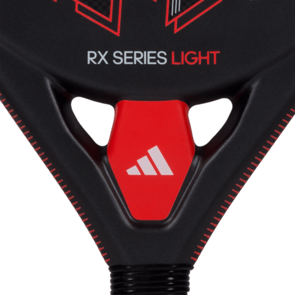 Dieses Bild zeigt eine Nahaufnahme des Adidas RX Series Light 2024 Padelschlägers und hebt sein elegantes schwarz-rotes Design hervor. Kräftige Linien und Muster betonen das ikonische Logo mit drei weißen Streifen auf einem leuchtend roten Hintergrund.