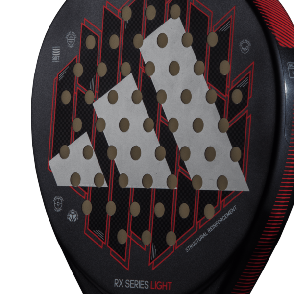 Nahaufnahme eines Adidas RX Series Light 2024 Padelschlägers mit einem großen weißen geometrischen Logo auf schwarz-rotem Design. Die Oberfläche weist runde Perforationen und rote geometrische Muster auf, mit den Texten „RX SERIES LIGHT“ und „STRUCTURAL REINFORCEMENT“.