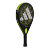 Der Adidas RX Series Lime 2024 Padelschläger zeichnet sich durch ein elegantes schwarzes Design mit neongelben Akzenten und einem markanten geometrischen Muster aus. Der Griff ist mit schwarzem Griffband umwickelt, während das zentrale Merkmal ein markantes weißes dreieckiges Logo ist, das Ihrem Spiel Flair verleiht.