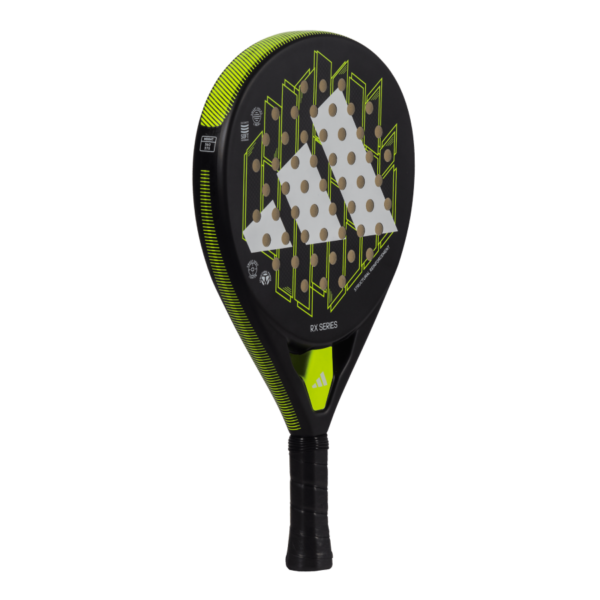 Der Adidas RX Series Lime 2024 Padelschläger zeichnet sich durch ein elegantes schwarzes Design mit neongelben Akzenten und einem markanten geometrischen Muster aus. Der Griff ist mit schwarzem Griffband umwickelt, während das zentrale Merkmal ein markantes weißes dreieckiges Logo ist, das Ihrem Spiel Flair verleiht.