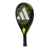 Der Adidas RX Series Lime 2024 Padelschläger besticht durch ein auffälliges geometrisches Design in Schwarz und Grün, akzentuiert durch Limettentöne und strategische Perforationen auf der Schlagfläche. Sein Griff mit schwarzem Griff bietet Komfort und Kontrolle bei jedem Spiel.