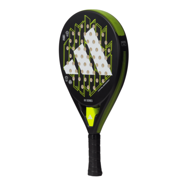 Der Adidas RX Series Lime 2024 Padelschläger besticht durch ein auffälliges geometrisches Design in Schwarz und Grün, akzentuiert durch Limettentöne und strategische Perforationen auf der Schlagfläche. Sein Griff mit schwarzem Griff bietet Komfort und Kontrolle bei jedem Spiel.