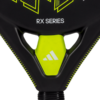 Nahaufnahme des Adidas RX Series Lime 2024 Padelschlägers, der ein elegantes schwarz-neongrünes Design mit dem Text „RX SERIES“ und einem Logo mit drei diagonalen Linien zeigt. Dieser moderne Schläger zeichnet sich durch präzise Details und sorgfältige Randnähte aus.