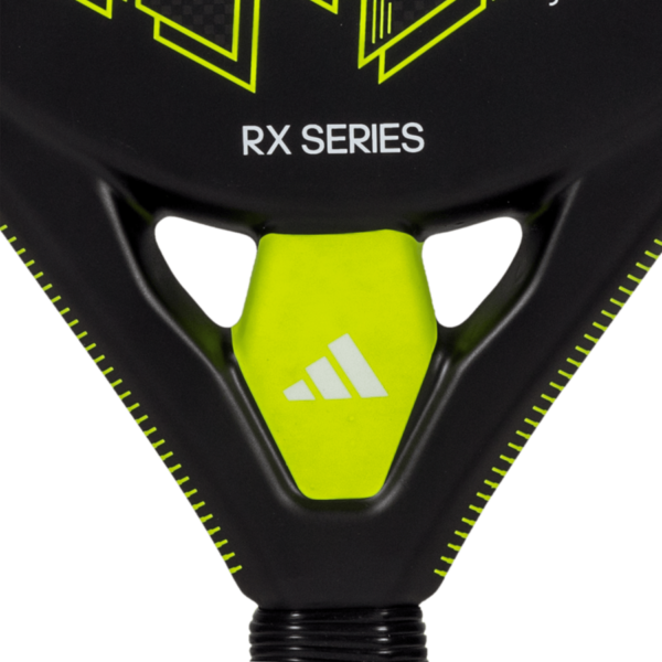 Nahaufnahme des Adidas RX Series Lime 2024 Padelschlägers, der ein elegantes schwarz-neongrünes Design mit dem Text „RX SERIES“ und einem Logo mit drei diagonalen Linien zeigt. Dieser moderne Schläger zeichnet sich durch präzise Details und sorgfältige Randnähte aus.