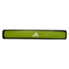 Die Adidas RX Series Lime 2024 Padelschläger heben sich mit ihren gelben und schwarzen Streifen und dem zentralen Logo von einem eleganten schwarzen Hintergrund ab.