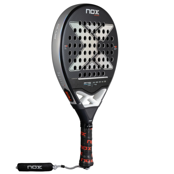 Der NOX AT10 Pro Cup HARD 2025 Padelschläger ist ein Padelschläger in Schwarz und Weiß mit auffälligem Branding und perforierter Oberfläche. Er hat einen Griff mit schwarz-rotem Griff und einer passenden Handschlaufe. Das Design enthält geometrische Muster mit glänzender Oberfläche.