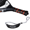 Nahaufnahme eines schwarz-weißen NOX AT10 Pro Cup HARD 2025 Padelschlägergriffs mit strukturiertem Griff und dem Markennamen „NOX“ in Rot und Weiß. Anbei eine graue Handschlaufe mit schwarzem Pad, die ebenfalls das „NOX“-Logo trägt.