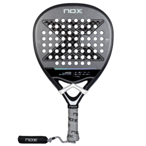 Wir präsentieren den NOX LA10 QUANTUM 12K Leo Augsburger Padelschläger in elegantem schwarz-silbernem Design mit markantem „X“-Muster. Der Griff ist grau und trägt das NOX-Logo, ergänzt durch eine sichere schwarze Handschlaufe. Der Rahmen ist sorgfältig perforiert, um Spitzenleistung zu gewährleisten.