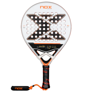 Der NOX ML10 QUANTUM 3K Miguel Lamperti Padelschläger zeichnet sich durch ein auffälliges Design in Schwarz, Rot und Weiß mit dem ikonischen „X“-Muster und einer perforierten Schlagfläche aus. Er wird von Miguel Lamperti empfohlen, zeigt deutlich das „NOX“-Branding und verfügt über einen orangefarbenen Griff für Stil und Leistung.