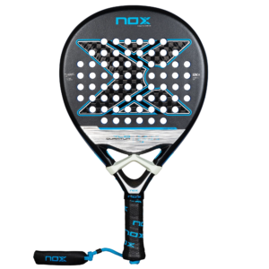 Der NOX TL10 QUANTUM 12K Tino Libaak Padelschläger weist die typische Ästhetik von Tino Libaak auf und ist in Schwarz und Blau gehalten. In der Mitte befindet sich ein großes „X“ und mehrere Perforationen. Er verfügt über einen gepolsterten Griff, eine Handschlaufe und trägt oben deutlich den Markennamen „Nox“.