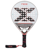 Der NOX VK10 QUANTUM 3K Padelschläger von Aranzazu Osoro verfügt über einen runden Kopf mit auffälligen schwarz-roten Grafiken und zahlreichen Löchern. Er hat einen gepolsterten Griff mit „Nox“-Branding und ist mit einem sicheren Sicherheitsgurt ausgestattet, der Höchstleistungen auf dem Platz gewährleistet.