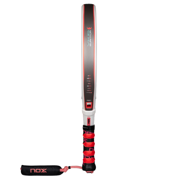 Nahaufnahme eines Paddle-Tennis-Schlägers in Schwarz und Rot, komplett mit strukturiertem Griff und Schutzhülle mit der Aufschrift „NOX VK10 QUANTUM 3K Padelschläger von Aranzazu Osoro“. Auf dem Schläger sind die Spezifikationen sowie der Name „Aranzazu Osoro“ und „VIKKA“ an der Seite zu sehen.