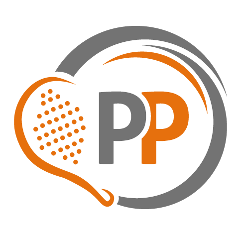 Ein stilisiertes Logo mit einem Pickleball-Schläger mit orangefarbenen gepunkteten Akzenten auf der linken Seite und den Buchstaben „PP“ in der Mitte, umschlossen von einem Teilkreis. Die Farben sind hauptsächlich Grau und Orange.